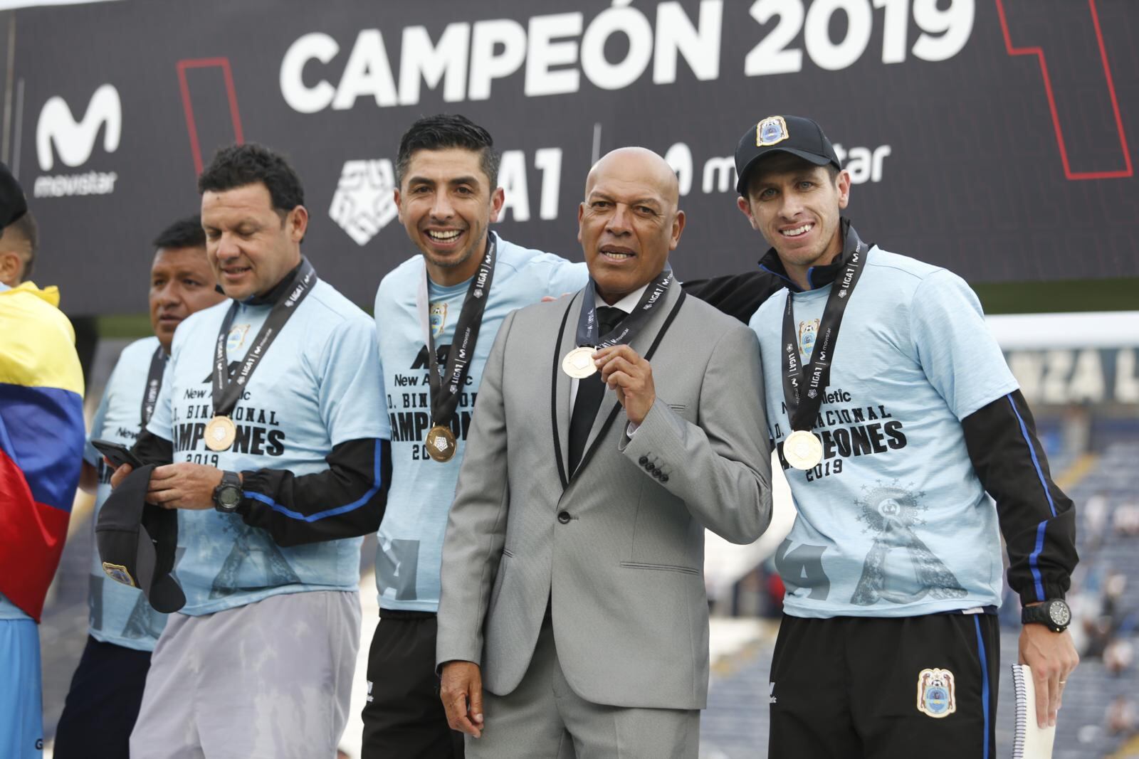 Roberto Mosquera muestra la medalla del título con Binacional conseguido en Matute (foto: GEC)