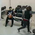 ¡Terror en centro médico de SMP! Hampones golpean a pacientes con pistola durante brutal asalto