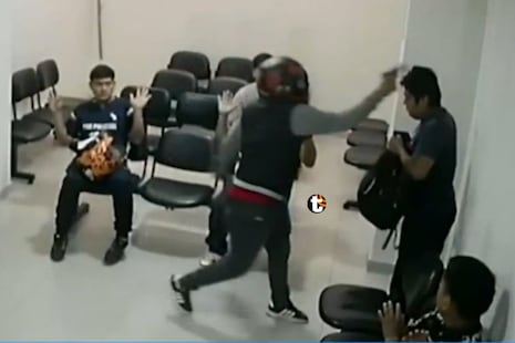 ¡Terror en centro médico de SMP! Hampones golpean a pacientes con pistola durante brutal asalto