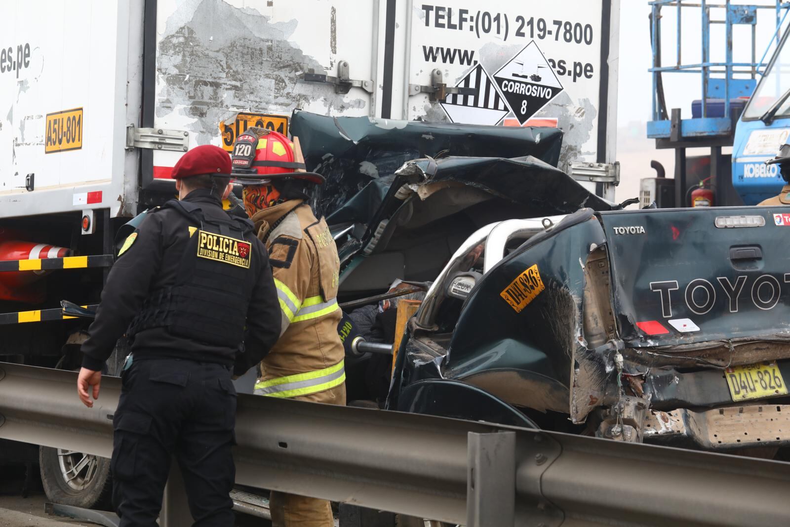 Chofer estuvo atrapado cuatro horas dentro de su vehículo. Tenía las piernas atrapadas y de milagro no fue aplastado por los fierros. | Foto: Gonzalo Córdova