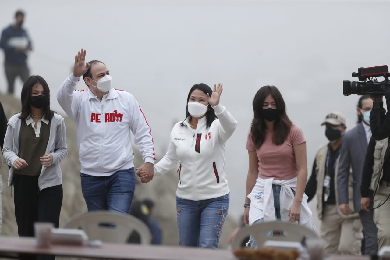 Keiko Fujimori llegó al desayuno electoral en San Juan de Lurigancho acompañada por miembros de su familia. (Foto: Hugo Perez / @photo.gec)