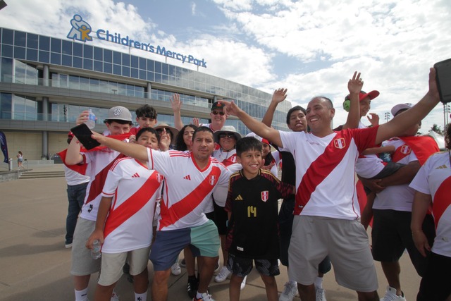 Hinchada blanquirroja se hizo presente en el Perú - Canadá. ( Foro: Alan Ramírez @gec)