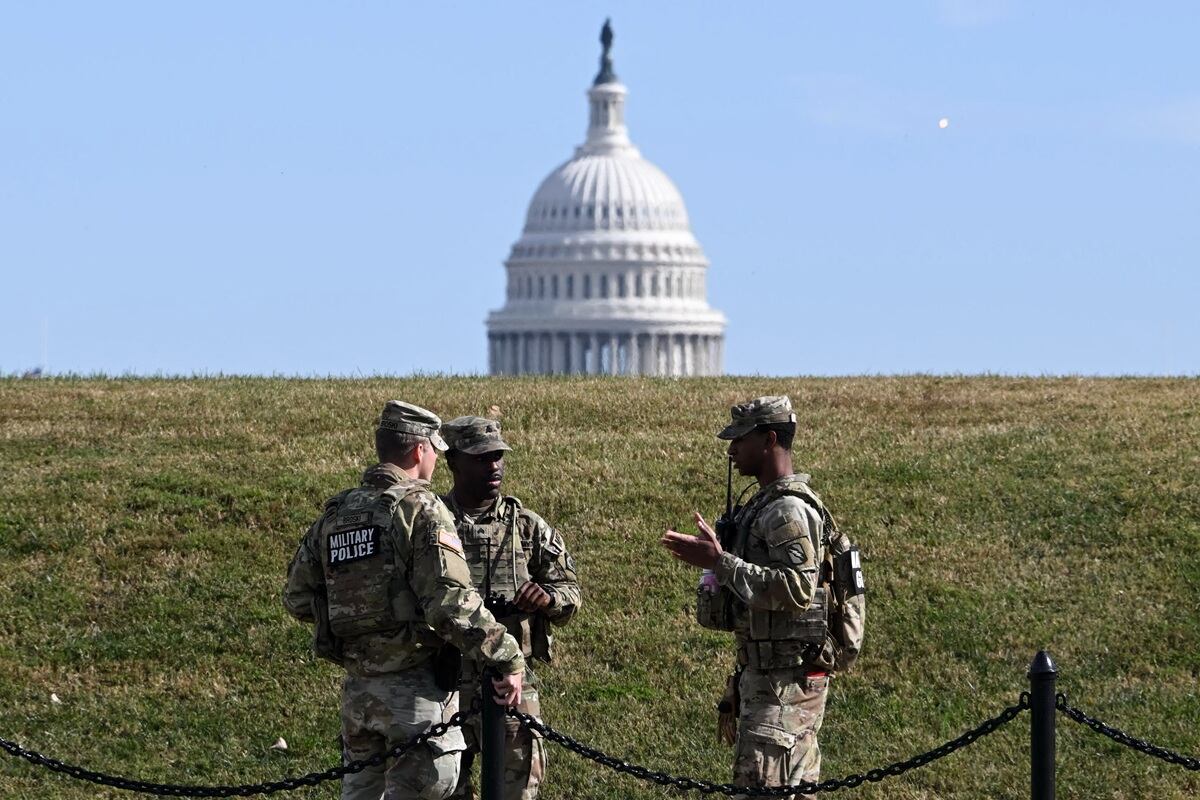 Miembros de la Guardia Nacional patrullan el National Mall con el Capitolio de los Estados Unidos al fondo en Washington, D.C., el 5 de noviembre de 2025. (ANDREW CABALLERO-REYNOLDS / AFP)