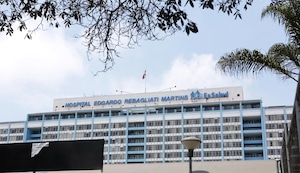 Abren investigación por homicidio en el caso de de mujer que cayó del piso 14 del Hospital Rebagliati