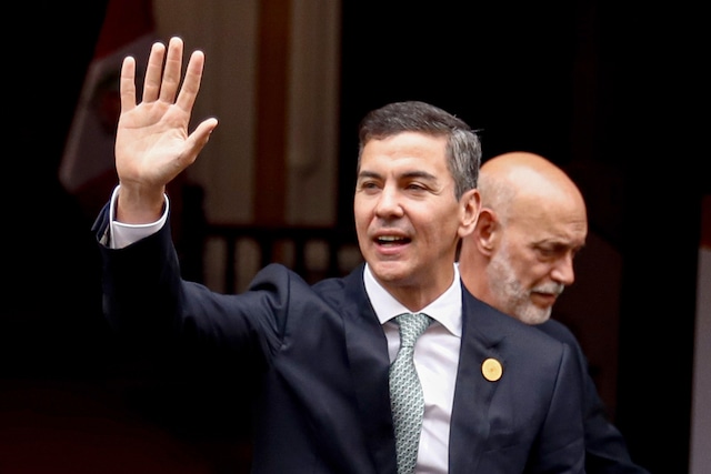 El presidente de Paraguay, Santiago Peña, saluda durante su llegada para los actos oficiales de la transmisión de mando e investidura de la presidenta electa de Perú, Keiko Fujimori. Foto: EFE/ Sebastián Blanco Salazar