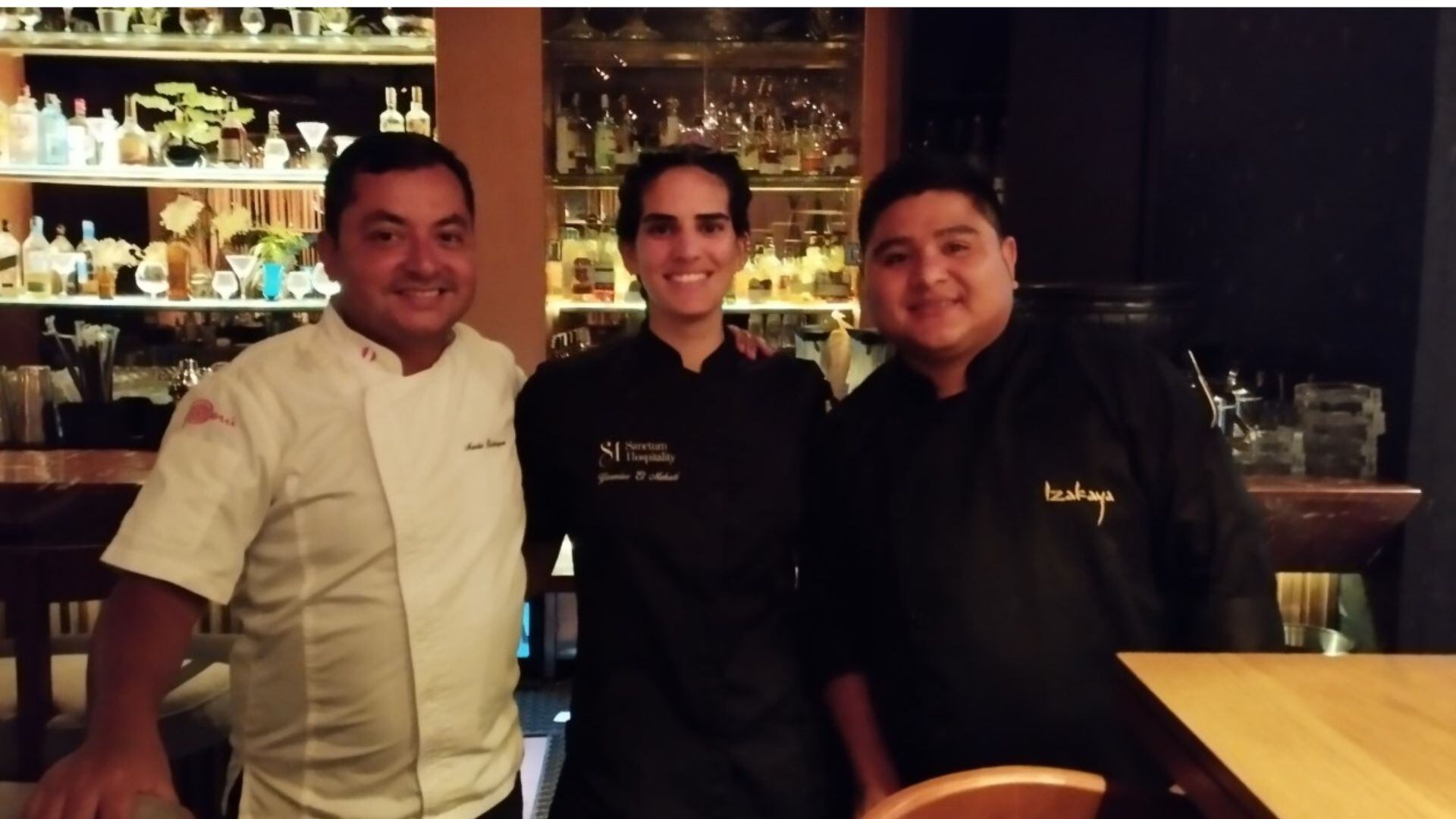 Martín Rodríguez al lado de su equipo, la egipcia Yasmine y el peruano Frank, en 'Izakaya', restaurante que puede albergar a 350 comensales. (Foto: Carla Chevez)