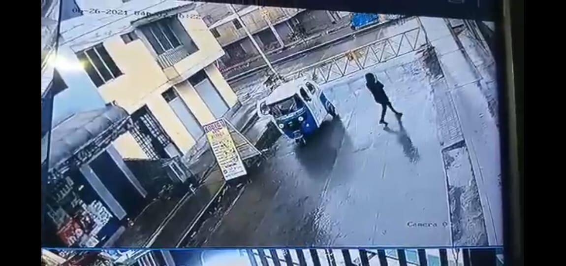 Madre de familia hablaba por celular cuando fue asaltada por delincuente. (Paso 1) | Reproducción de vídeo