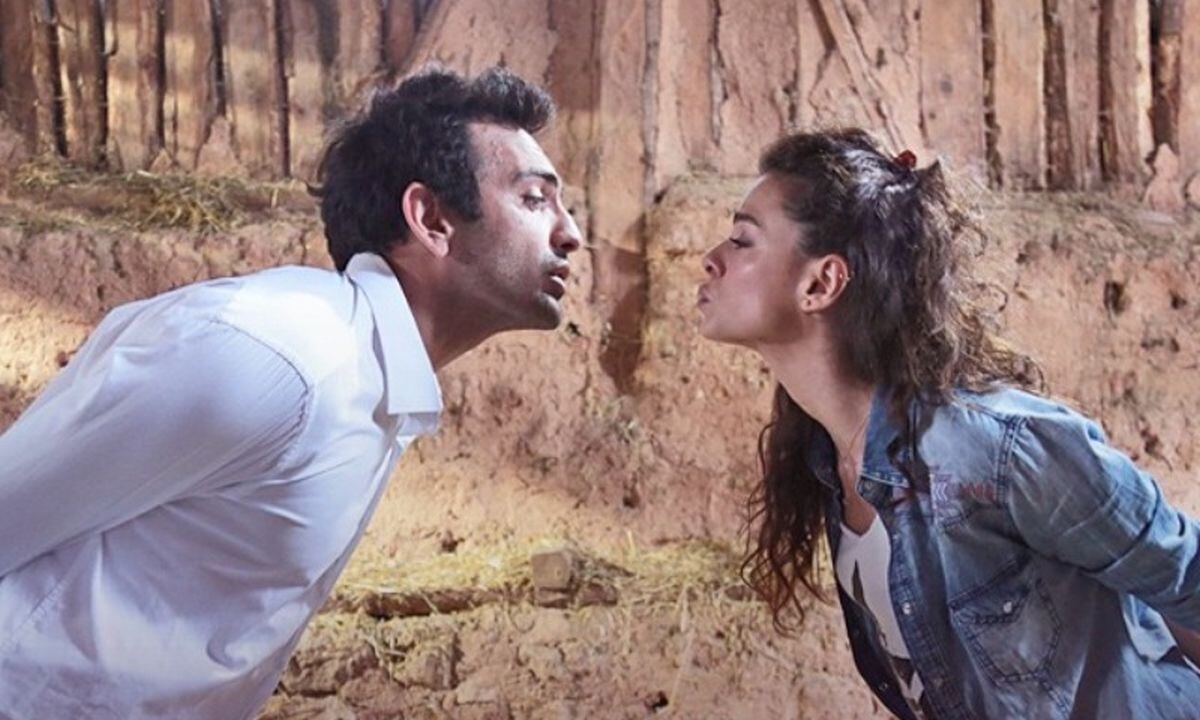 “Amor a segunda vista” es una comedia romántica en la que los protagonistas se enamoran fingiendo su historia de amor (Foto: Süreç Film)