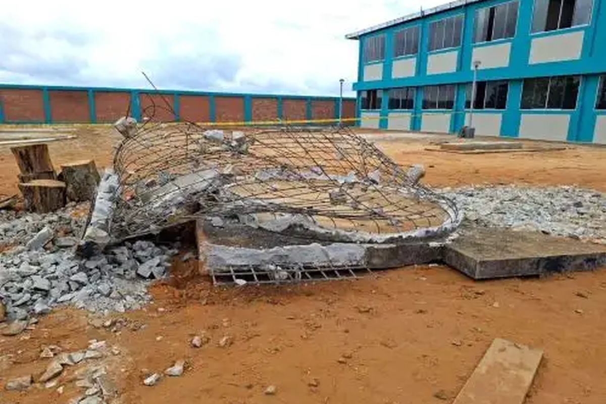 La citada estructura colapsó y aplastó a los jóvenes quienes luego fueron llevados de emergencia al Hospital Regional de Loreto, Foto: Andina