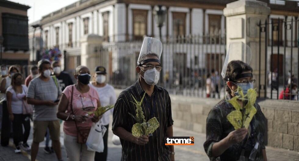 En templos y desde los hogares se celebró el Domingo de Ramos, que da inicio a la Semana Santa. (Trome / Joel Alonso)