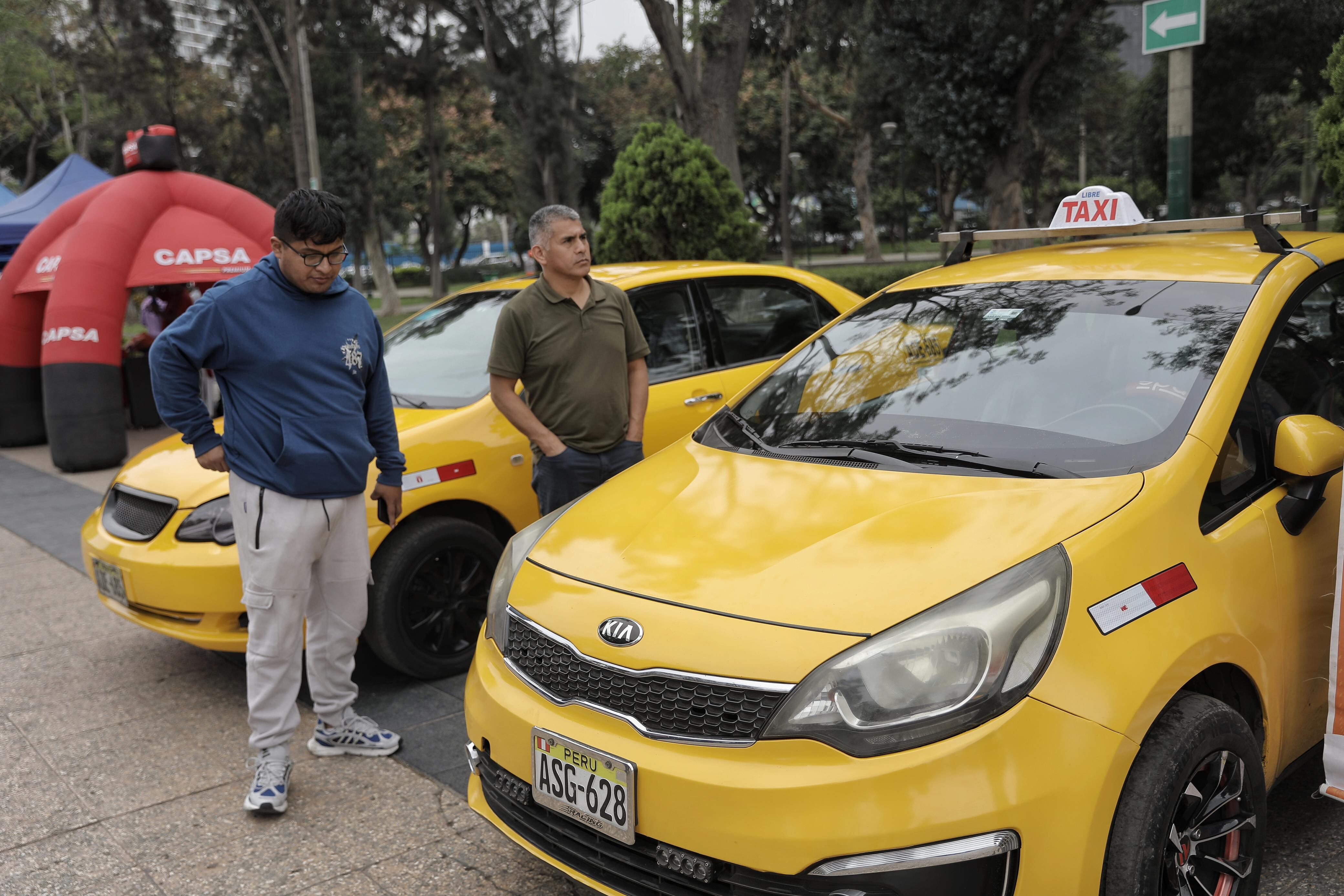 Un gran número de taxistas concurrieron al Campo de Marte, a fin de acceder de forma gratuita al servicio de vinilado amarillo para sus vehículos, requisito exigido por la nueva normativa. Fotos: Joel Alonzo/ @photo.gec