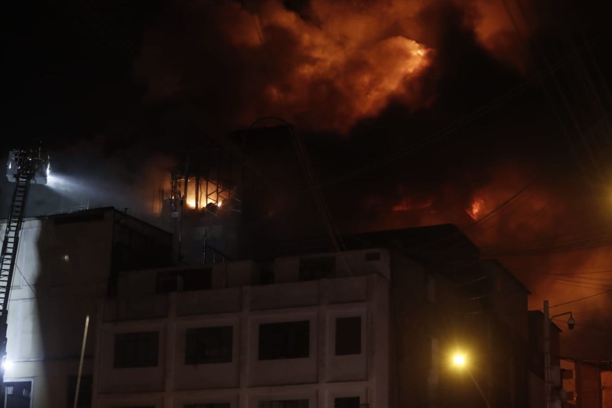 Incendio en galería de Mesa Redonda. Foto: Hugo Pérez @photo.gec