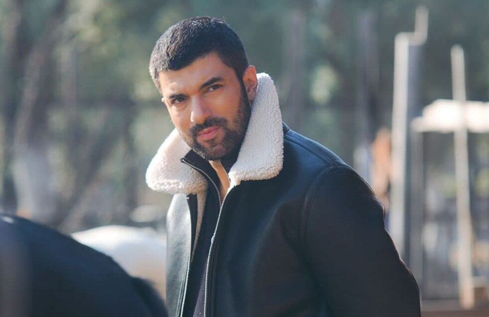Engin Akyürek en “La hija del embajador” (Foto: O3 Medya)