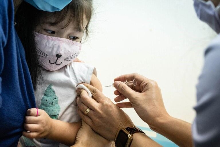 Las vías respiratorias superiores de los niños están “preactivadas” para combatir el COVID-19 (Foto: Lam Yik / Bloomberg)