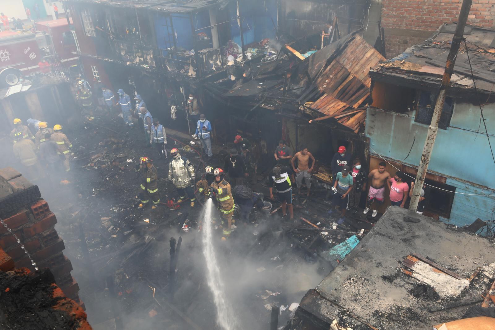 Dos horas y media después lo controlaron pero todos vieron como las viviendas de madera y latón se hicieron humo. | Foto: Gonzalo Córdova (Trome / Grupo El Comercio)
