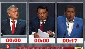 Carlos Álvarez sorprende en el debate presidencial con imitación de César Acuña | VIDEO