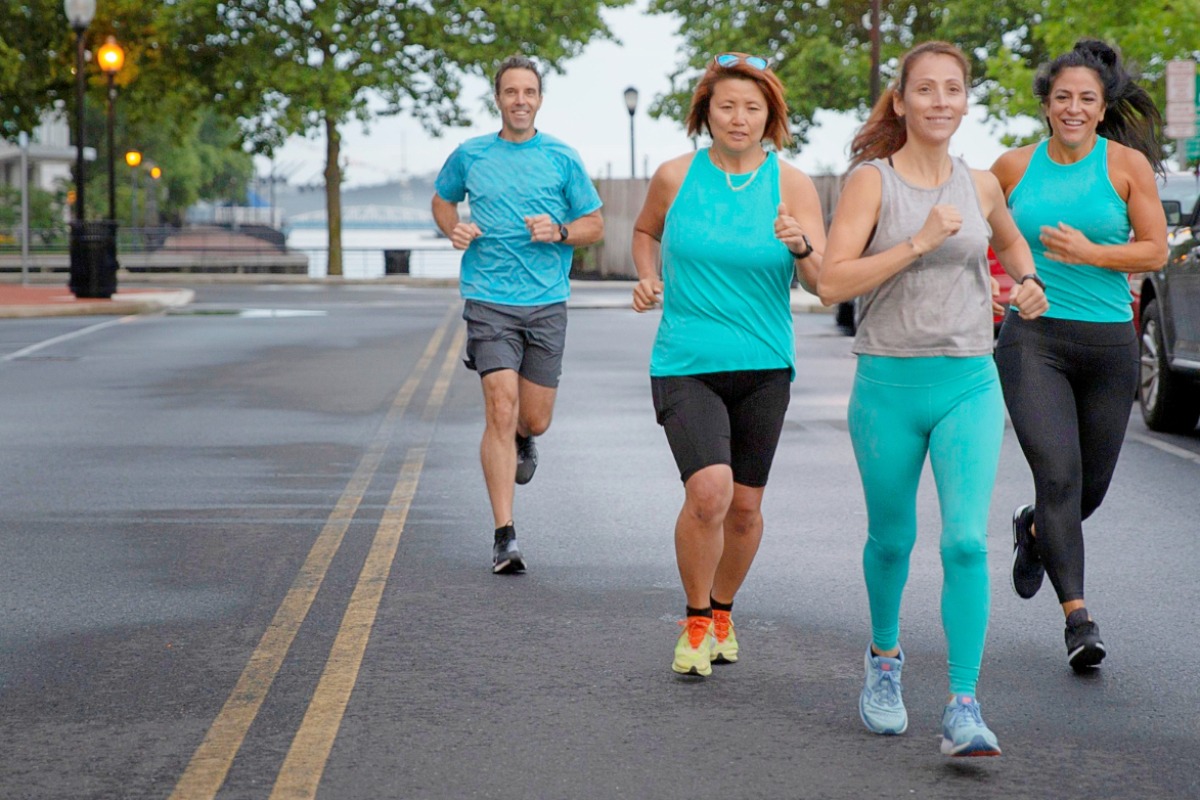Trata de salir a correr a la misma hora para volverlo un hábito y no algo extraño a tu rutina. Foto: Freepik.