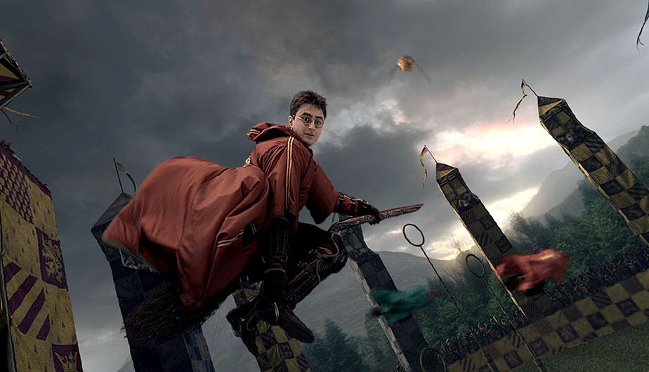 Harry Potter intentando atrapar la Snitch Dorada en un partido de Quidditch (Foto: Warner Bros.)