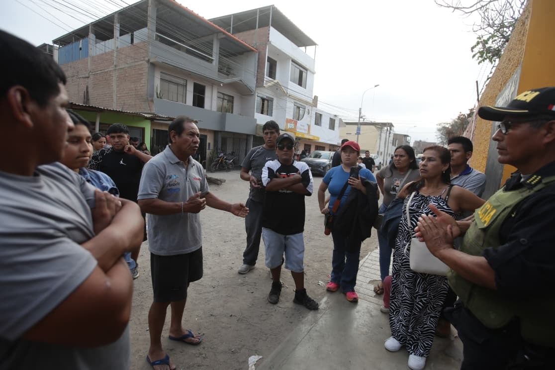 Colegio 7104 Ramiro Prialé, Lurín, no pudieron sufragar por qué venció el plazo de instalación de las mesas. (Foto: @gec)