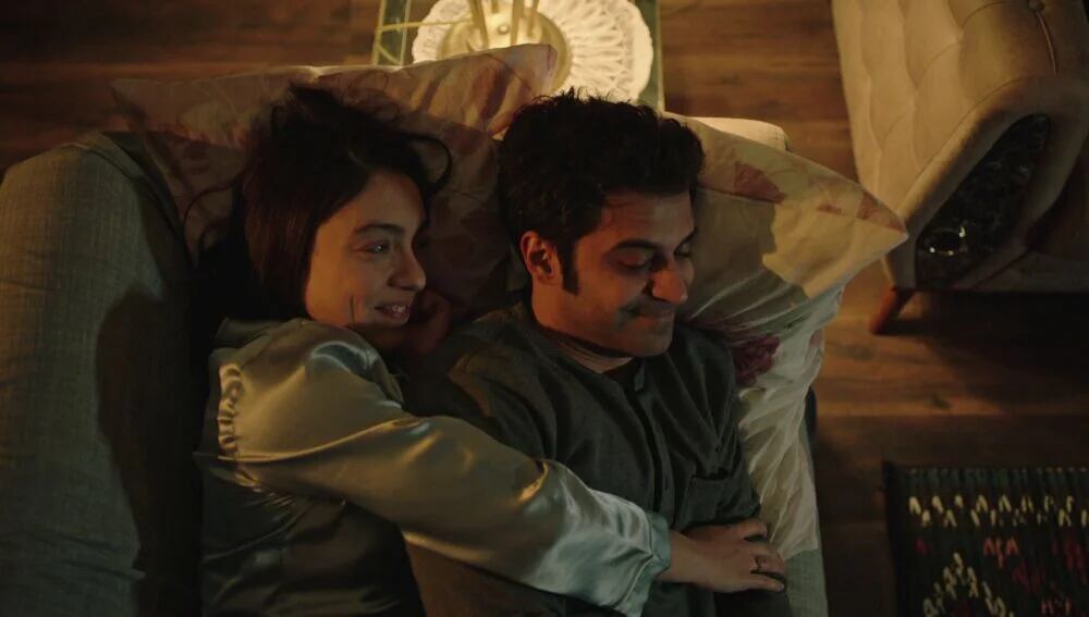 Esat está tumbado en el sofá viendo un partido de fútbol, aparece Gülben y le propone acompañarlo (Foto: OGM Pictures)