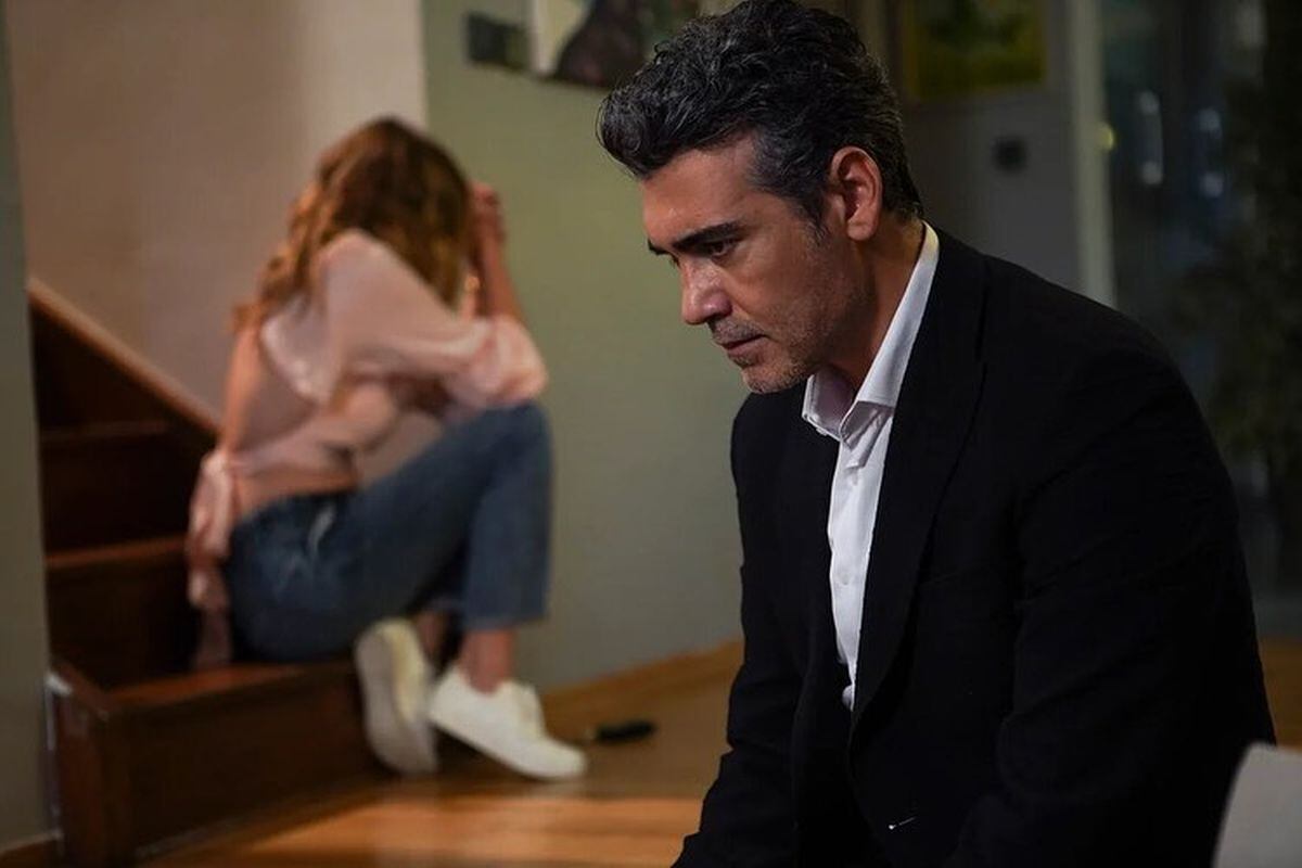 Caner Cindoruk en su papel como Volkan junto a Derin, quien está desconsolada en "Infiel" (Foto: Med Yapım)