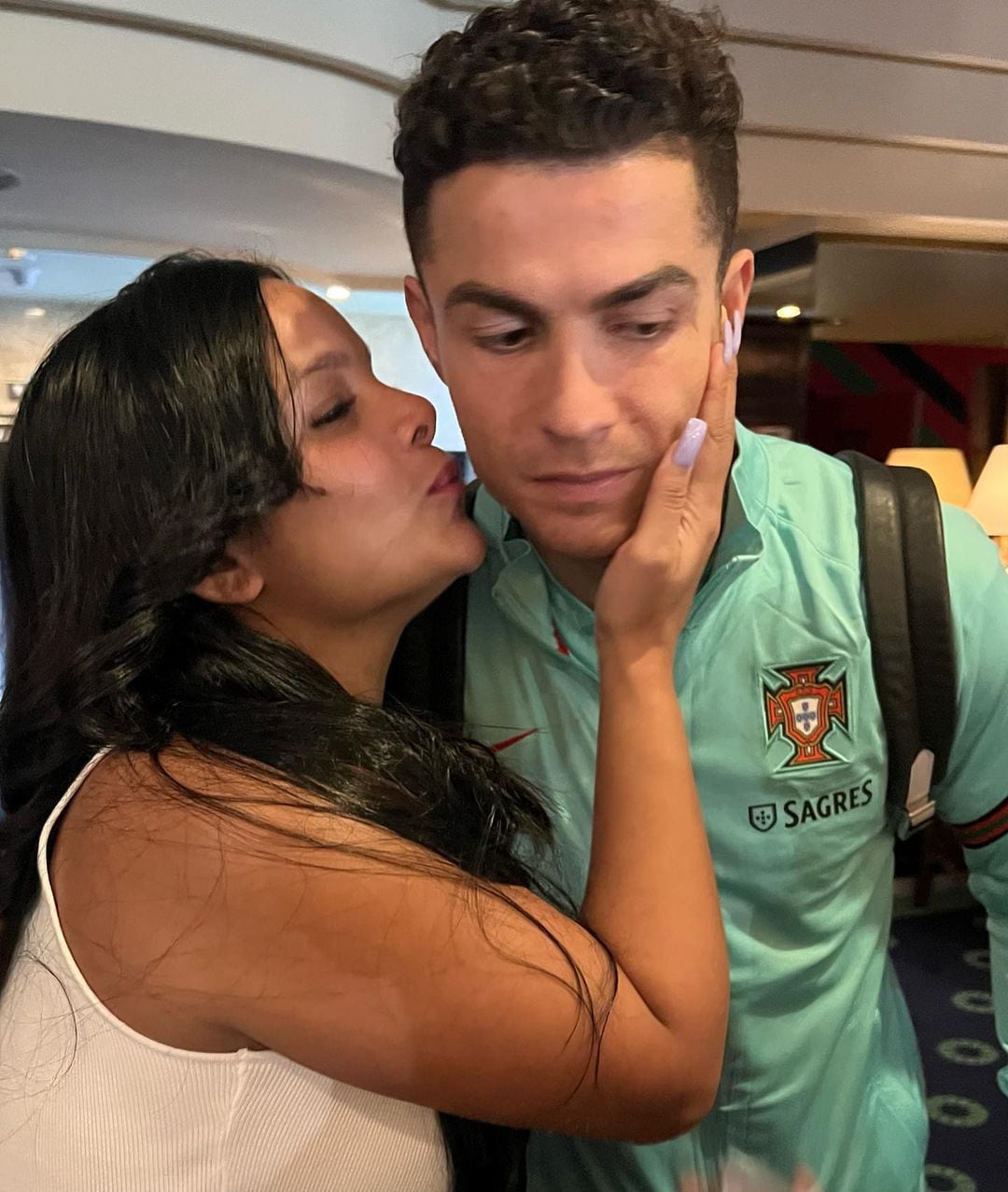 Cristiano Ronaldo junto a 'Georgilaya'. (Foto: @georgilaya11).