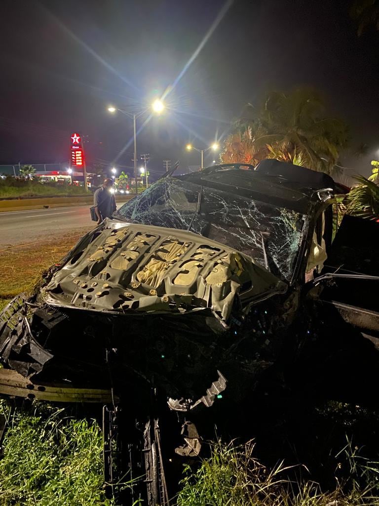 Salsero dominicano Alex Matos sufre violento accidente en Santo Domingo al despistarse y chocar contra tres palmeras tras cumplir presentación en su país.