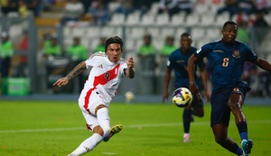 ¡Era gol, Paolo! Guerrero tuvo el 1-0 pero el arquero ecuatoriano se lució con una atajada salvadora | VIDEO