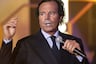 Dos extrabajadoras acusan de agresión sexual a Julio Iglesias
