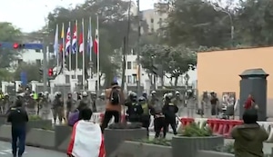 Enfrentamientos entre manifestantes y la Policía durante marcha contra la reforma de pensiones| VIDEO
