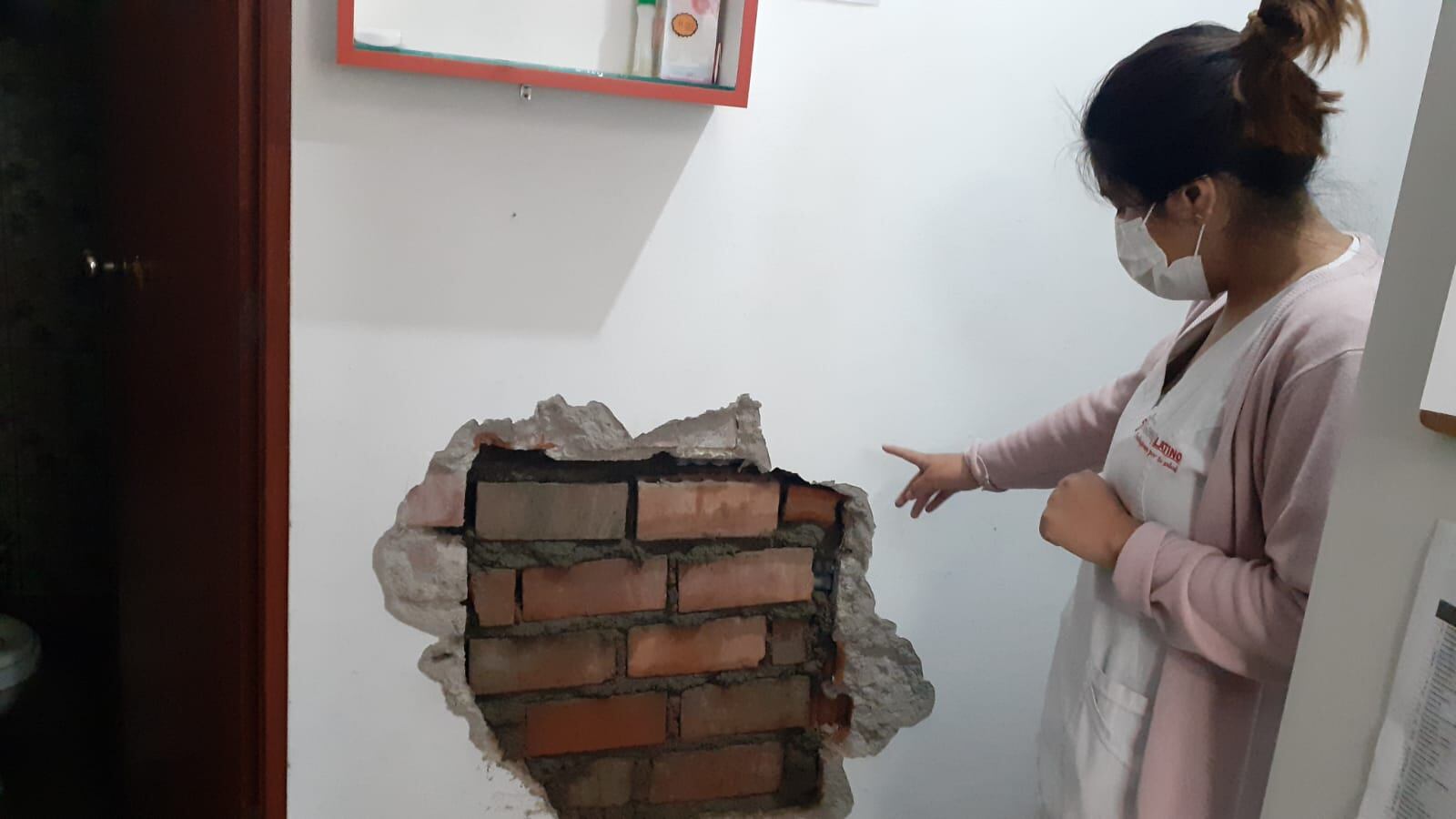 Delincuentes hacen forado y roban en farmacia