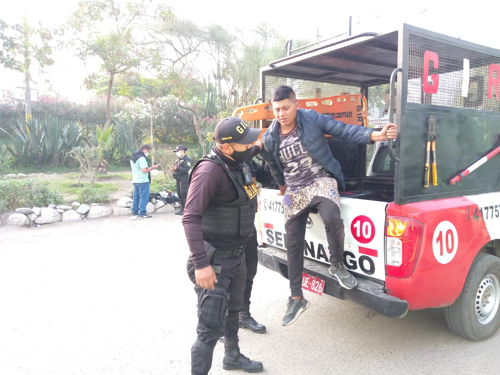 Bryan Condori Calderón (22), apodado ‘correcaminos’, porque robaba al ‘vuelo’ carteras, mochilas y celulares a las jovencitas, fue intervenido por un equipo de serenos de Ate.