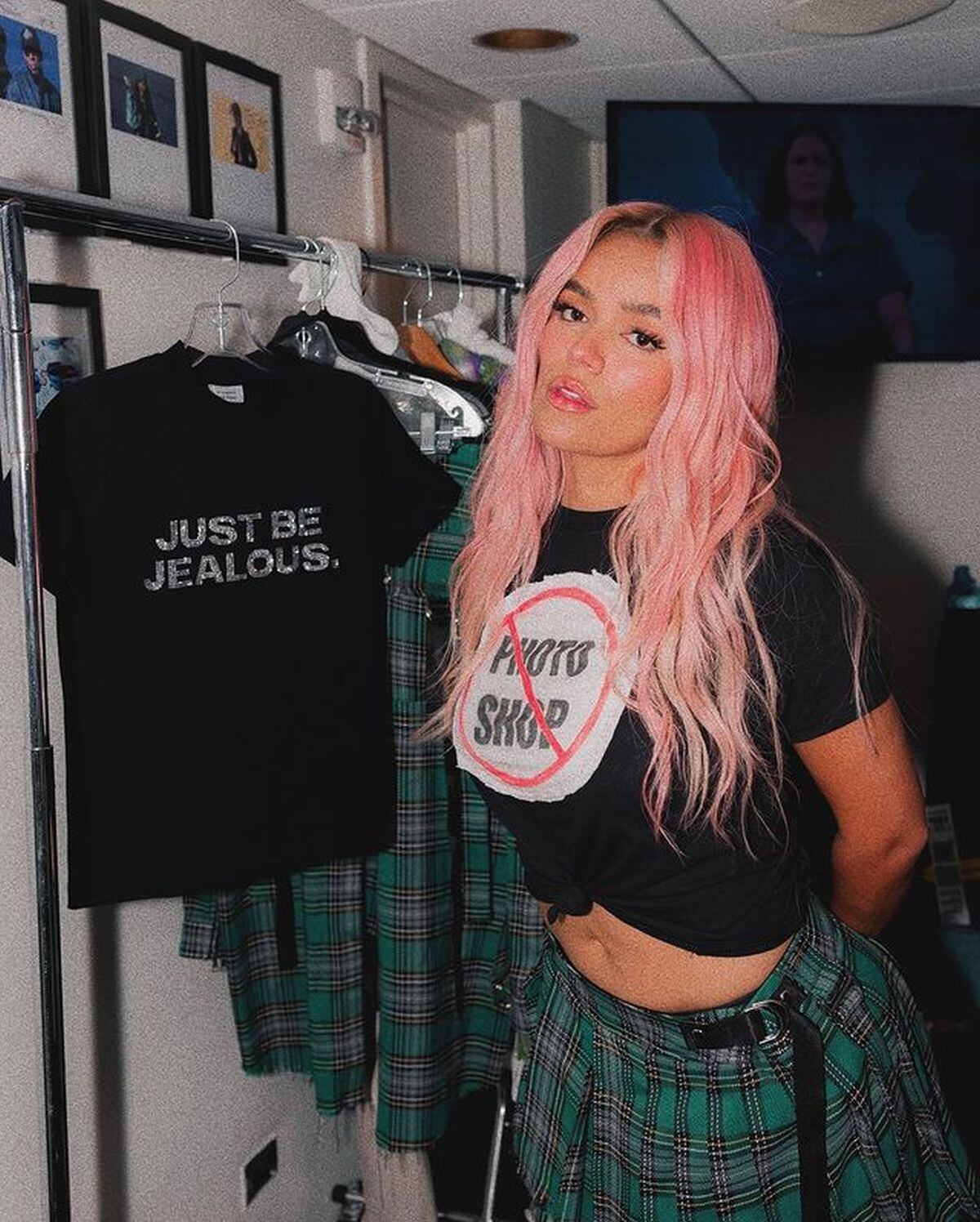 El polo con el que sigue rechazando el Photoshop en sus fotos (Foto: Karol G / Instagram)