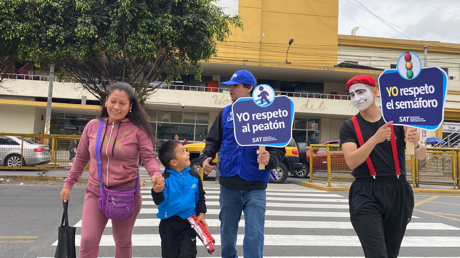 Utiliza los cruceros peatonales y puentes para cruzar las calles y siempre respeta los semáforos, es una de las recomendaciones del SAT.