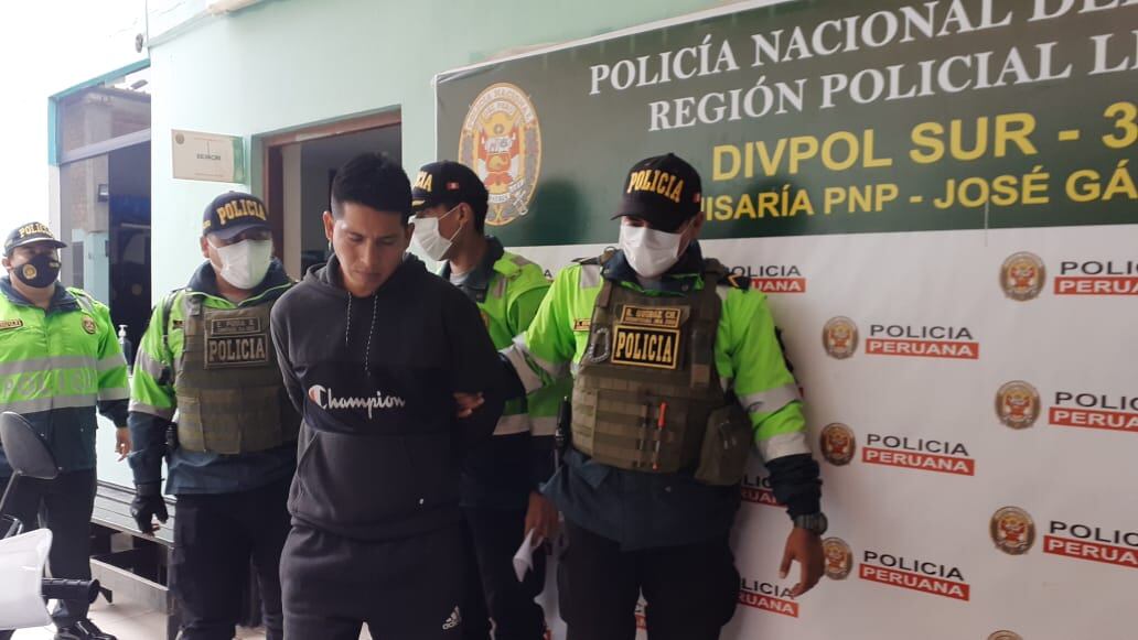 Policías de la comisaría de José Gálvez atrapan a dos presuntos asaltantes. (fotos: Mónica Rochabrum/trome)