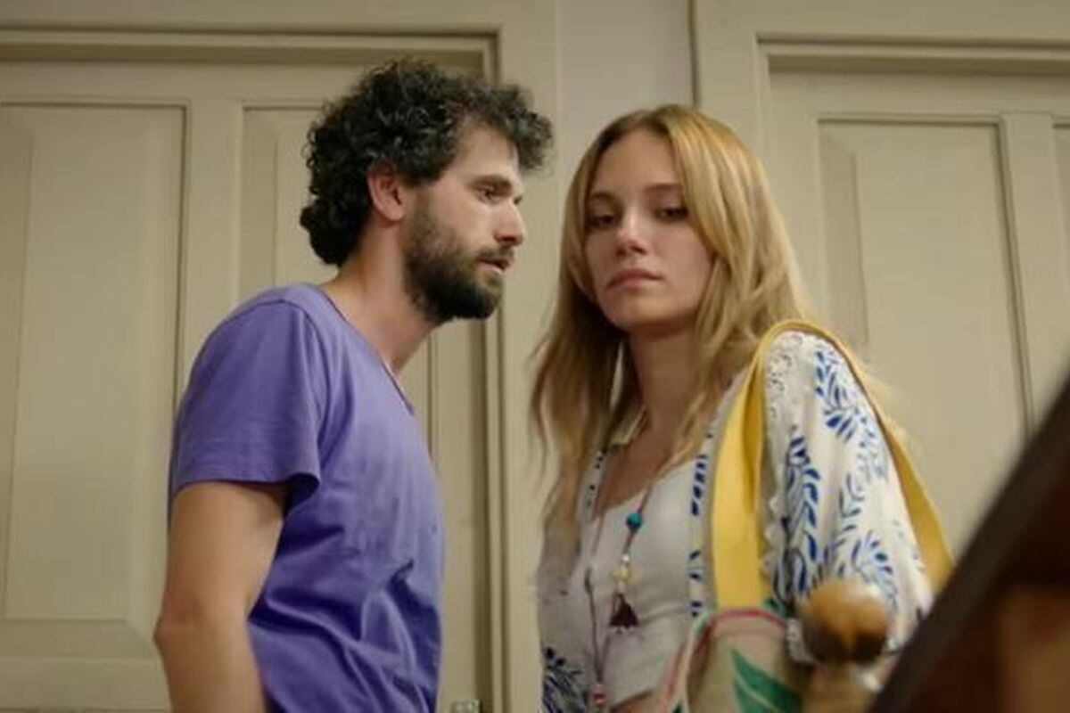 Nila Deniz como Yasemin Çetin junto a Yiğit Kirazcı como Demir Yılmaz "Romance Next Door" (Foto: Mia Yapım)