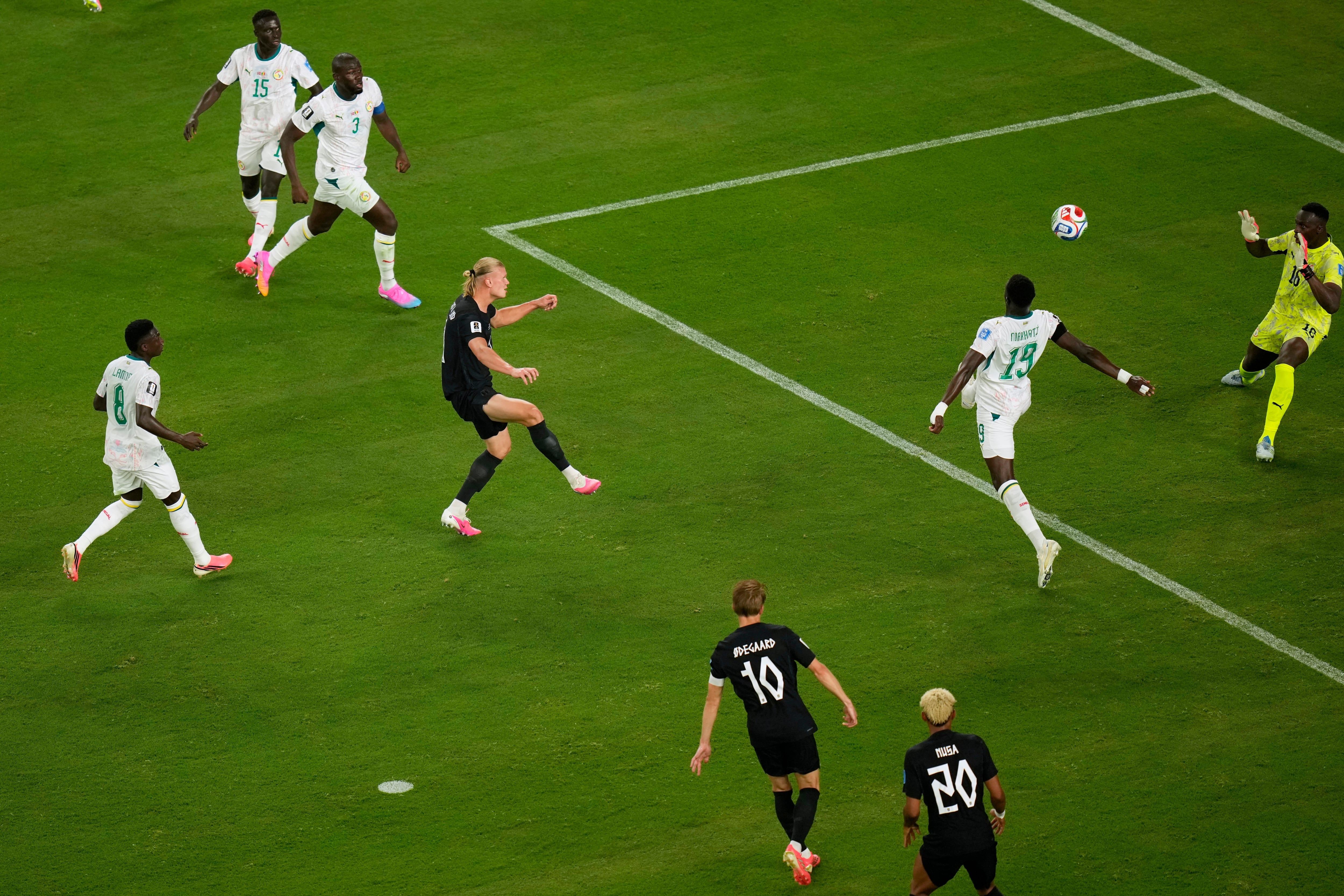 Tercer tanto de Erling Haaland en el duelo Noruega - Senegal. (AP Photo/Seth Wenig)