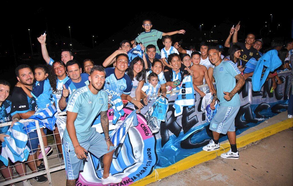Paolo Guerrero fue agasajado por hinchas de Racing en Chaco. Foto: Copa Argentina