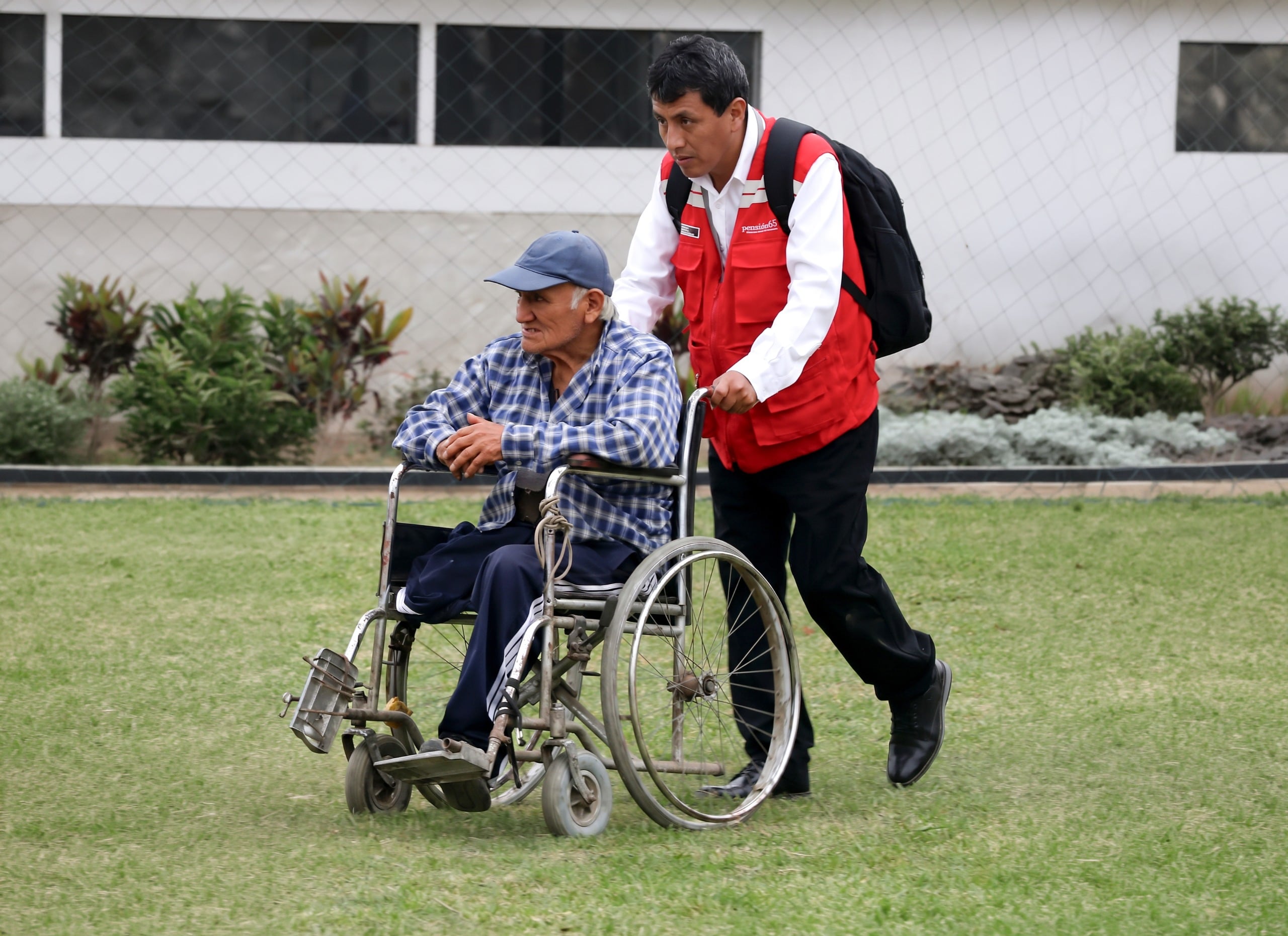 Adultos mayores que sufren discapacidades severas, han recibido acompañamiento en salud.