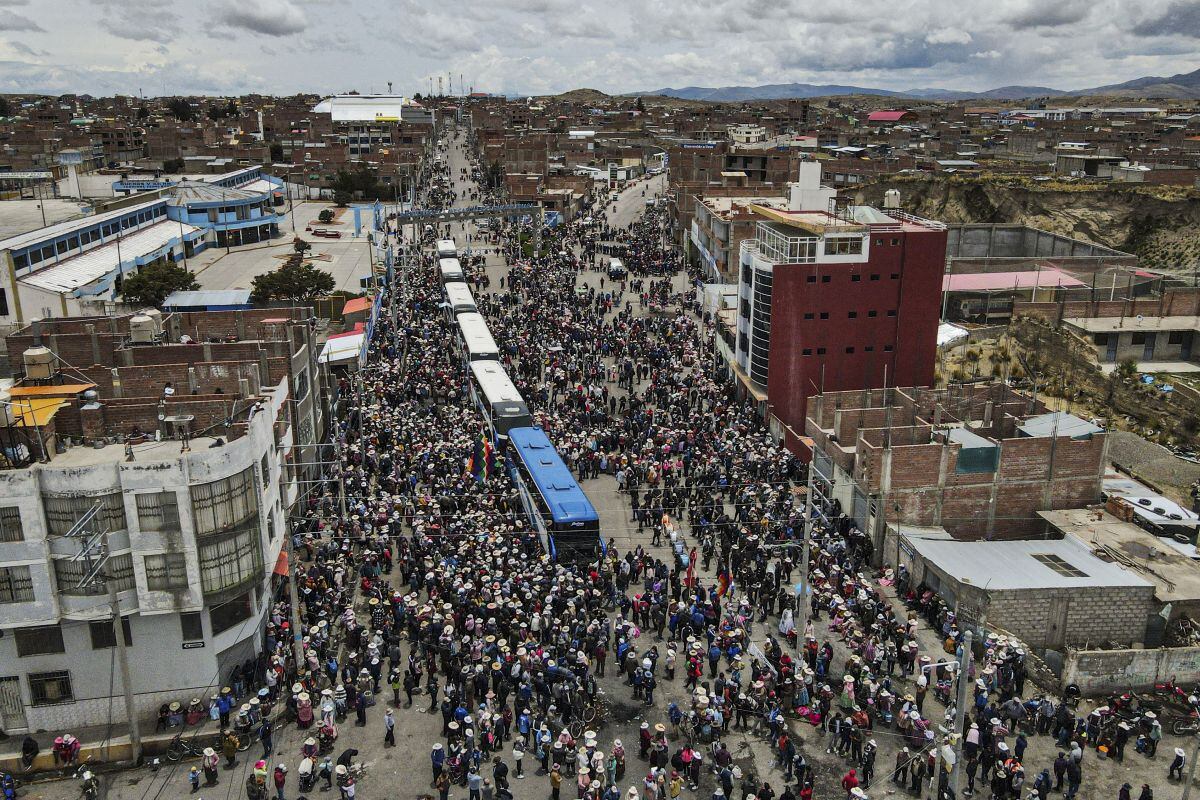 La gente se despide de los manifestantes cuando parten hacia Lima para protestar contra el gobierno de la presidenta peruana Dina Boluarte en la ciudad de Ilave, Puno, sur de Perú el 17 de enero de 2023. (Foto de Juan Carlos CISNEROS / AFP)