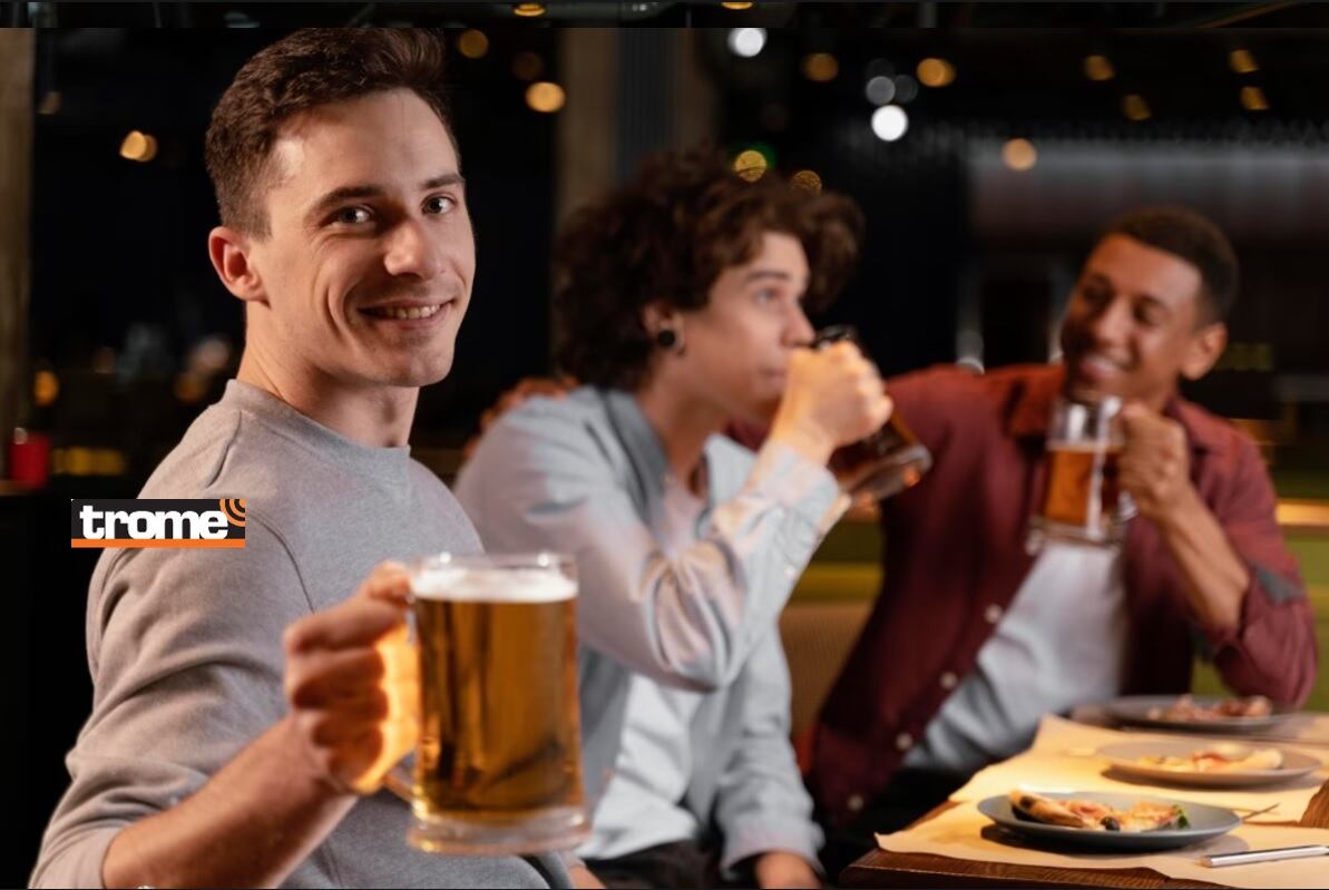 La cerveza es una de las bebidas de mayor consumo en Perú y en el mundo. Crece la producción industrial y artesanal, con variedades hasta de frutas. (Compos. Isabel Medina / Trome).