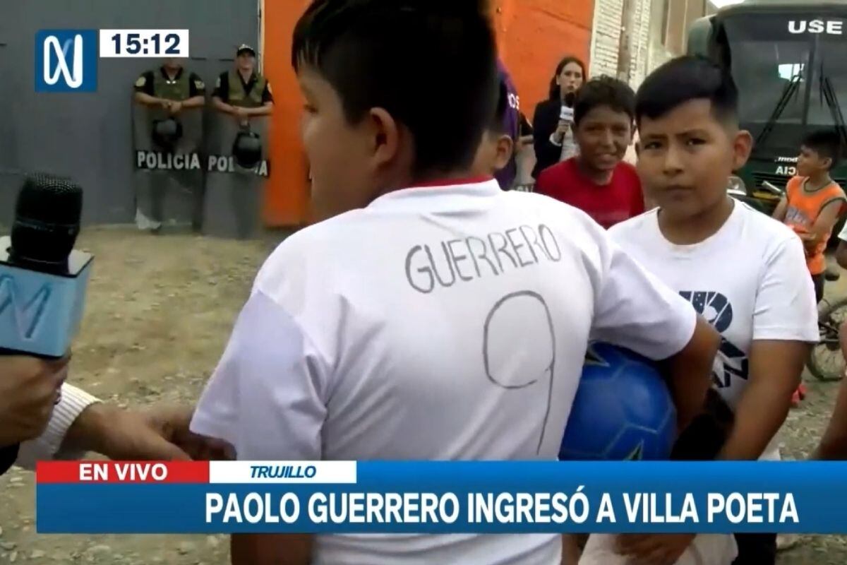 Pequeño hinchas de Paolo Guerrero se las ingenio para estar acorde con la llegada del 'Depredador' (Foto: Canal N)