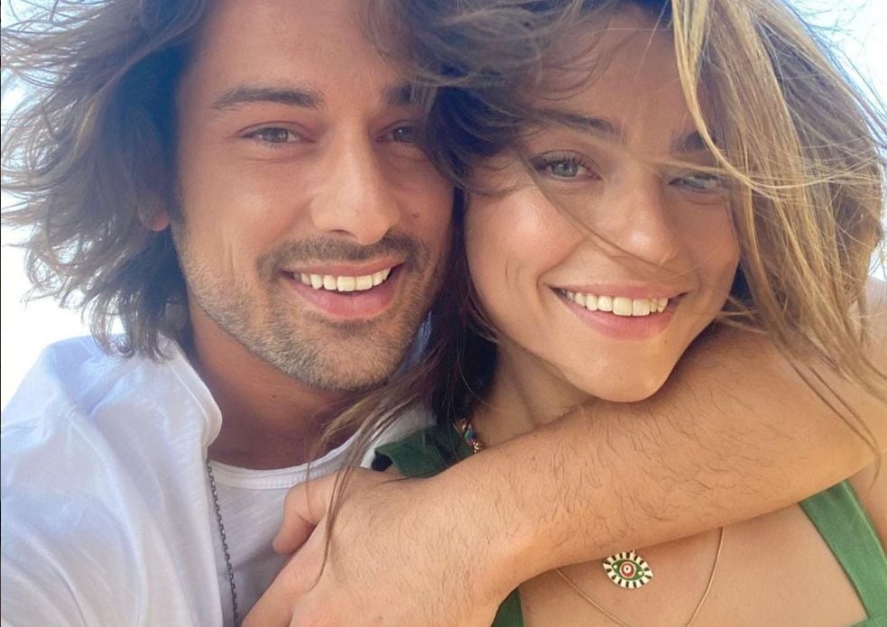 Alp Navruz y Ayça Ayşin Turan protagonistas de Ada Masali. (Foto: Alp Navruz / Ayça Ayşin Turan / Instagram)