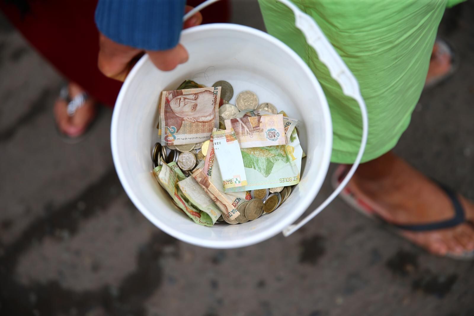 Vecinos hicieron colecta para pagar al chofer de la montacarga que ayudó en el rescate del cadáver. | Foto: Hugo Curotto
