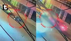 ¡Tragedia en Barrios Altos! Video muestra a mujer caer de su moto y morir arrollada por un auto