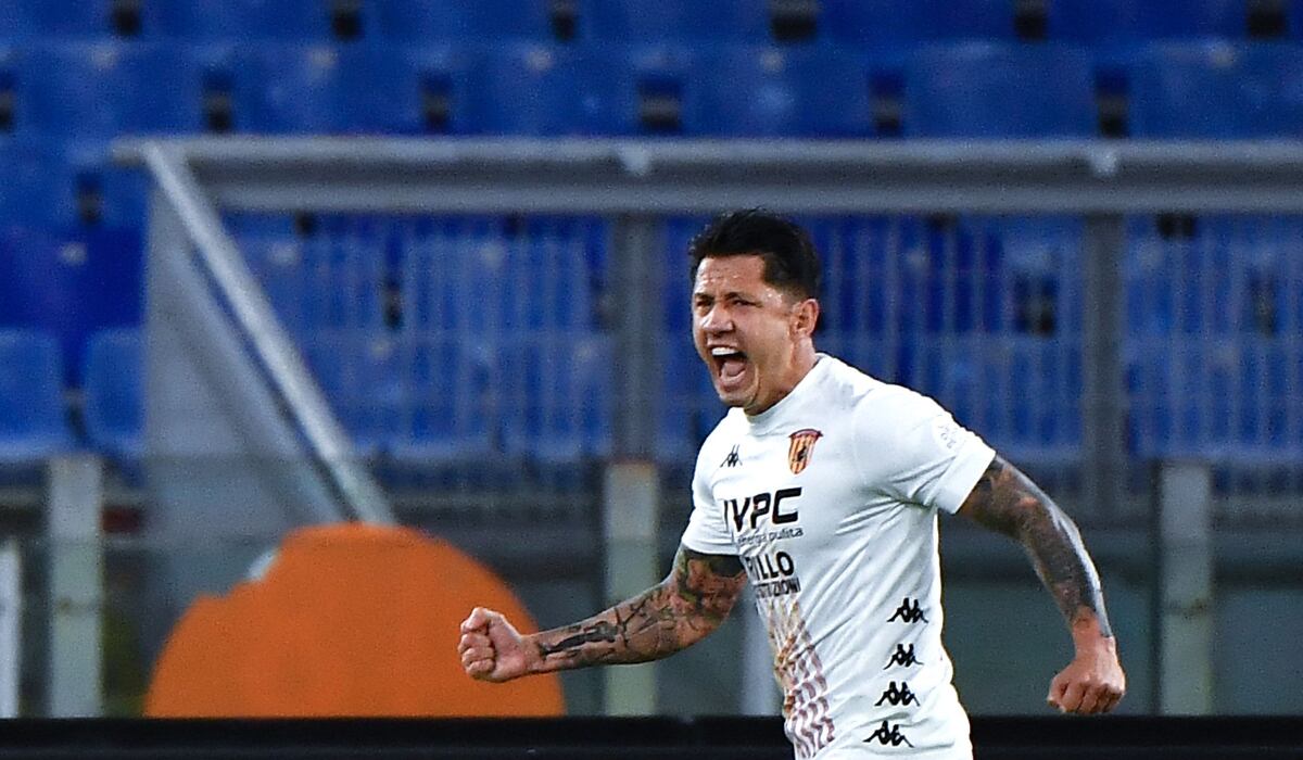 El delantero italiano de Benevento, Gianluca Lapadula, celebra tras anotar un penalti durante el partido de fútbol de la Serie A frente a Roma (Foto: AFP)