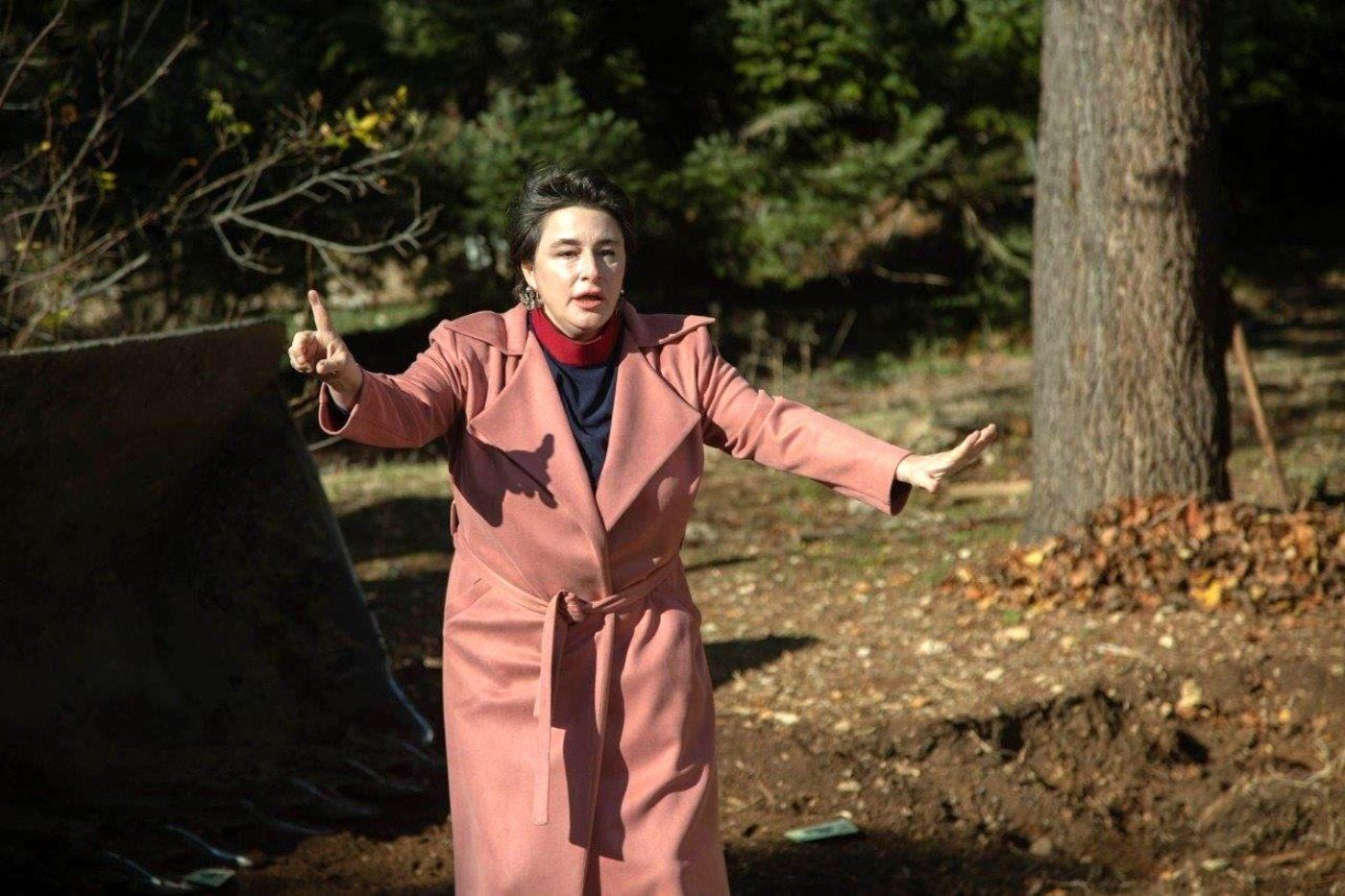 Behice sorprendida por el hallazgo de la fortuna de Yilmaz (Foto: Tims & B Productions)