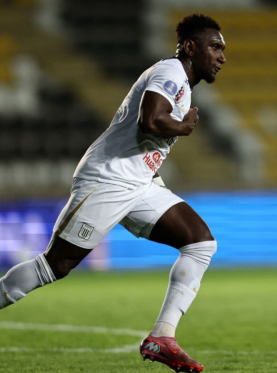 Alianza Lima's Ecuadorian midfielder #08 Eryc Castillo celebrates scoring his team's first goal during the Copa Sudamericana quarterfinal second leg football match between Chile's Universidad de Chile and Peru's Alianza Lima at the Francisco Sanchez Rumoroso Stadium in Coquimbo, Chile, on September 25, 2025. (Photo by Javier TORRES / AFP)