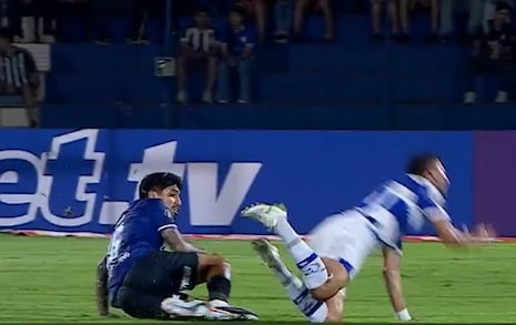 Luis Iberico es expulsado antes del fin del primer tiempo en el Sporting Cristal vs. Dos de Mayo | VIDEO