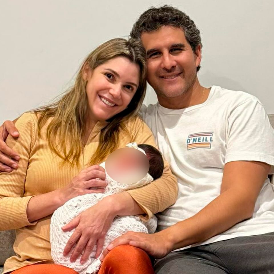 Alexandra Hörler junto a su hija y esposo